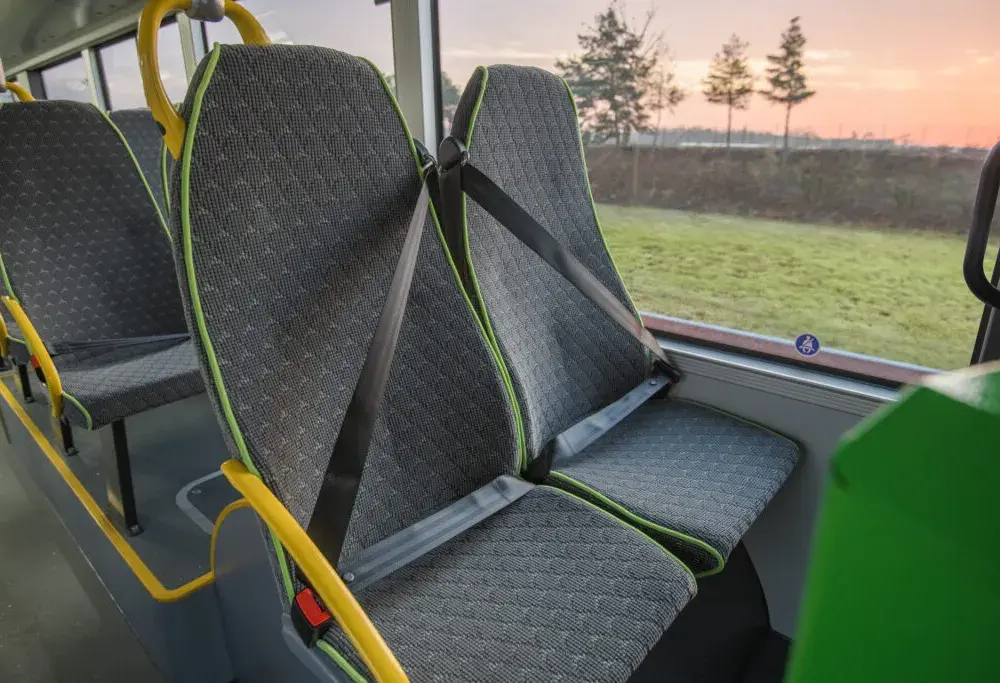 Ile jest miejsc w autobusie szkolnym? Poznaj różnice w pojemności
