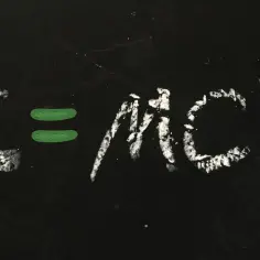 Równanie E=mc² na tablicy, z ogórkami zamiast znaku równości. Nawet ekstrawertyk potrzebuje czasem chwili na przemyślenia.
