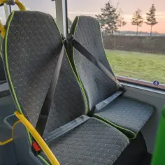 Ile jest miejsc w autobusie szkolnym? Poznaj różnice w pojemności