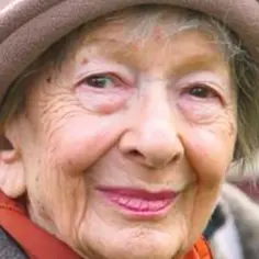 Uśmiechnięta Wisława Szymborska w kapeluszu. Ciekawostki o noblistce.