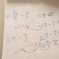 Rysunek przedstawia obliczenia dotyczące wzoru na prędkość, z konwersją jednostek km/h na m/s i odwrotnie.