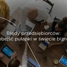 Zespół dyskutuje przy stole, ucząc się o błędach w przedsiębiorczości i jak ich unikać.