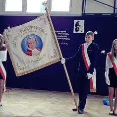 Ile waży sztandar szkolny? Zaskakujące różnice w wagach flag szkolnych