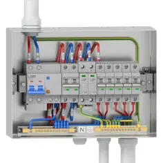 Wartość bezwzględna napięcia w skrzynce elektrycznej. Widać bezpieczniki, przewody fazowe (czerwone), neutralne (niebieskie) i ochronne (żółto-zielone).