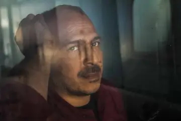 Mężczyzna zamyślony, oparty o dłoń, patrzy przez szybę. Czy to refleksja nad własnym życiem, czy może konformizm narzucony przez otoczenie?