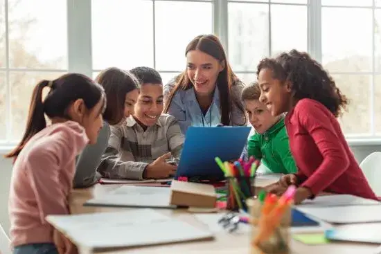 Ile wynosi etat pedagoga szkolnego i jak wpływa na zatrudnienie?