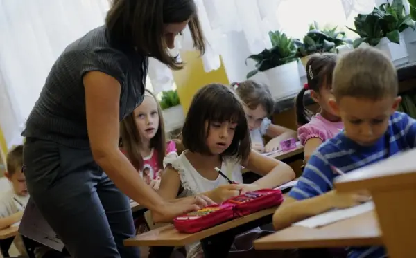 Ile zarabia pedagog szkolny? Zarobki i czynniki wpływające