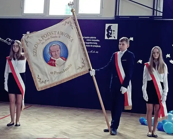 Ile waży sztandar szkolny? Zaskakujące różnice w wagach flag szkolnych