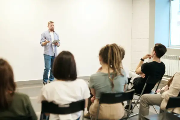Kto może być pedagogiem szkolnym? Wymagania i kwalifikacje, które zaskakują