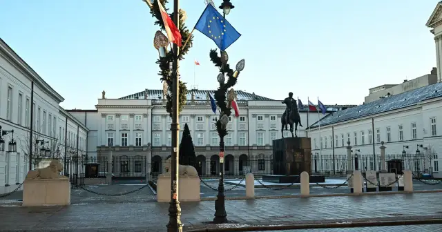 Pałac Prezydencki w Warszawie, z pomnikiem konnym i flagami, symbolizuje stabilność i ciągłość władzy, przypominając o kadencji prezydenta.